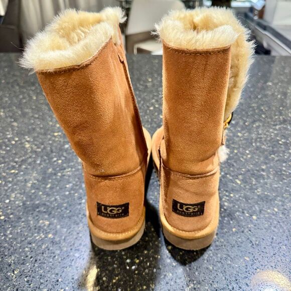 UGG Classic Short Bailey Button Boot. Size 7. - Picture 4 of 9